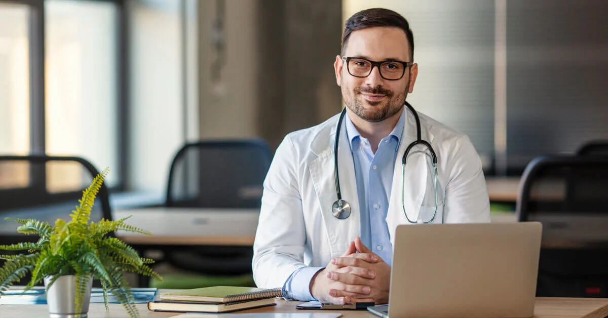Doctor en consultorio